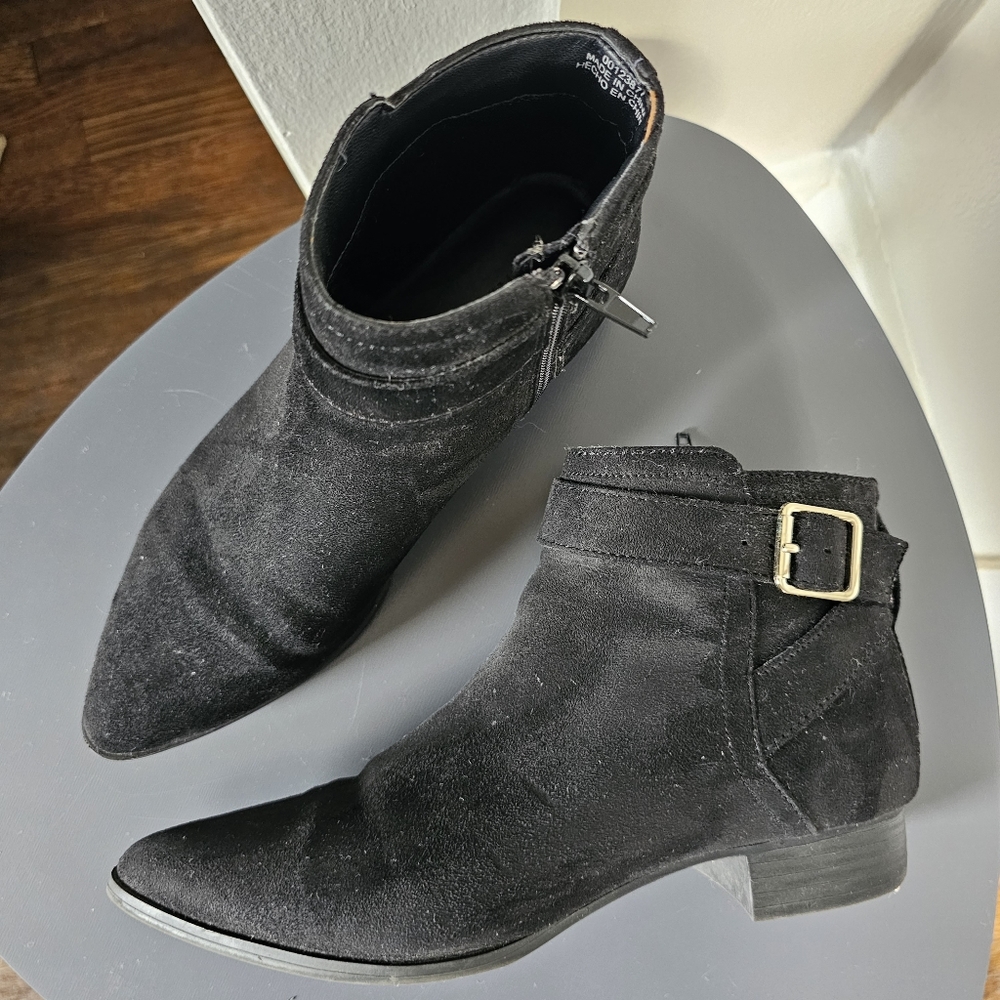 Forever 21 black faux suede pointed toe buckle ankle booties size 6